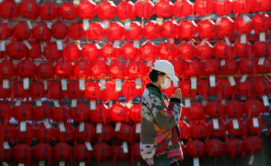 2023년 새해 첫날인 1일 서울 종로구 조계사에서 한 시민이 기도를 하고 있다. [연합뉴스]